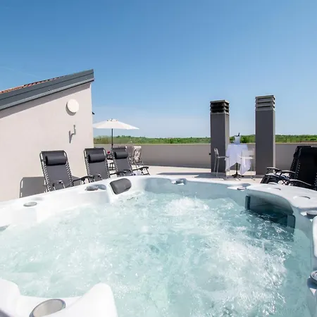 别墅 Ivana Mit Jacuzzi In Pula,istrien 普拉