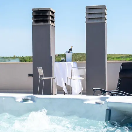 Ivana Mit Jacuzzi In Pula,istrien * Πούλα