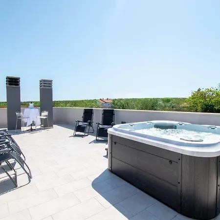 Ivana Mit Jacuzzi In Pula,istrien - By Istrabook
