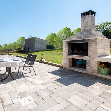 Ivana Mit Jacuzzi In Pula,istrien * 普拉