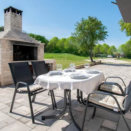 Ivana Mit Jacuzzi In Pula,istrien 别墅 普拉