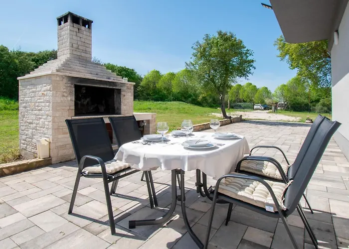Ivana Mit Jacuzzi In Pula,istrien Villa Pula