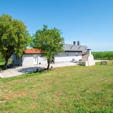 Ivana Mit Jacuzzi In Pula,istrien פולה